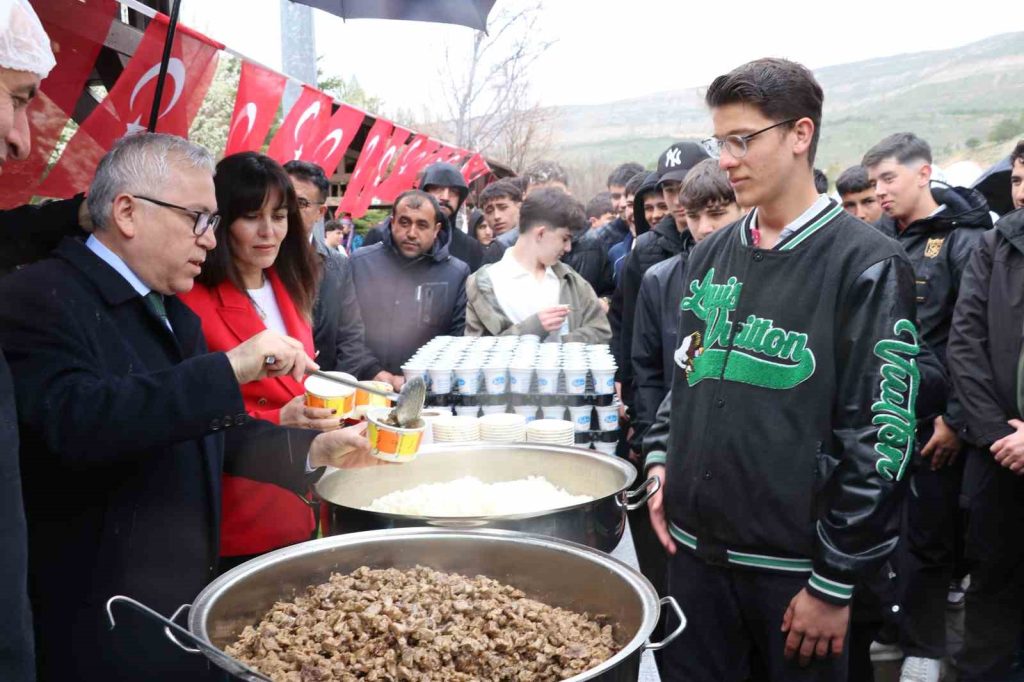 SİVAS’TA HIDIRELLEZ KUTLAMALARINDA KIŞ İLE BAHAR ADETA İÇ İÇE GEÇTİ