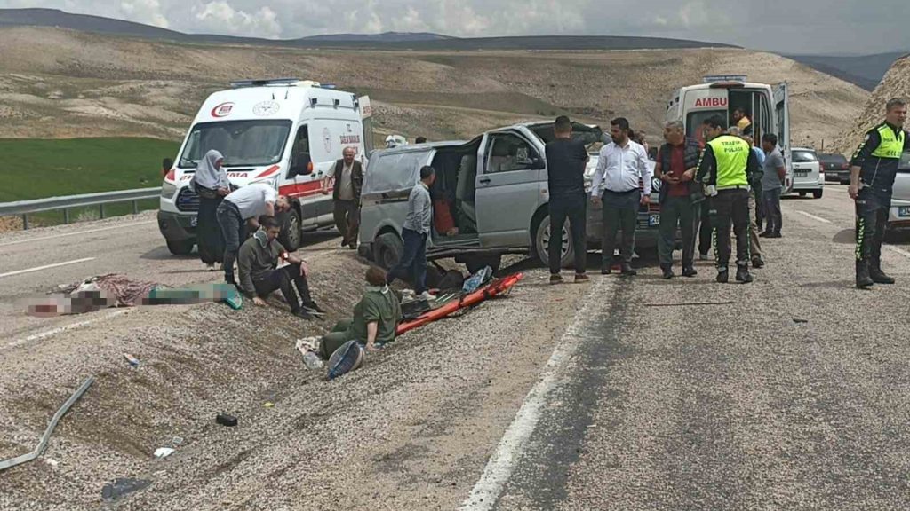BAYRAM TATİLİ YOLUNDA FECİ KAZA: 1 ÖLÜ 8 YARALI
