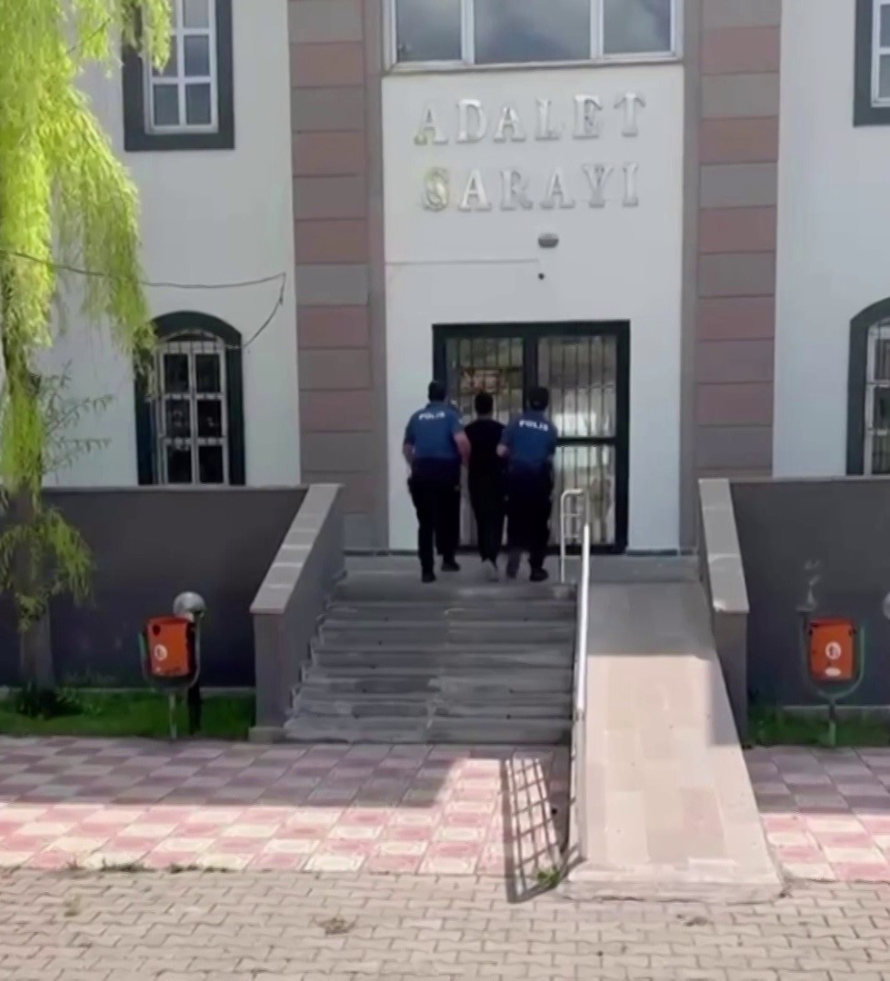 SİVAS’TA KESİNLEŞMİŞ HAPİS CEZASI BULUNAN FİRARİ HÜKÜMLÜ YAKALANDI