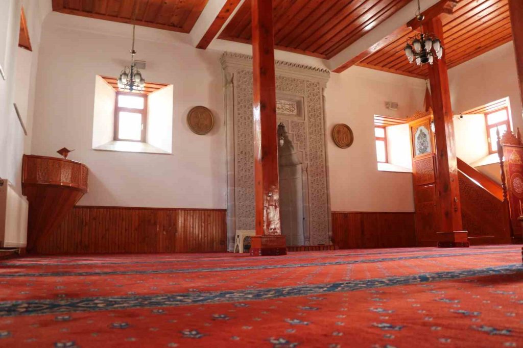 MAHALLE ADINI BU CAMİDEN ALIYOR, MİNARESİNDEKİ ZİNCİRLER İLE DİKKAT ÇEKİYOR