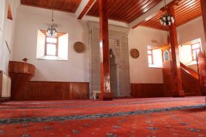 MAHALLE ADINI BU CAMİDEN ALIYOR, MİNARESİNDEKİ ZİNCİRLER İLE DİKKAT ÇEKİYOR