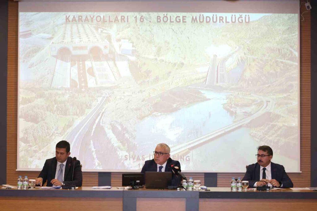 SİVAS'TA KAMU YATIRIMLAINRDA 6 AYDA 4 MİLYAR 147 MİLYON LİRA HARCANDI SİVAS VALİSİ YILMAZ ŞİMŞEK, DEVAM EDEN 381 PROJENİN TOPLAM MALİYETLERİNİN 134 MİLYAR 317 MİLYON LİRA OLDUĞUNU AÇIKLADI