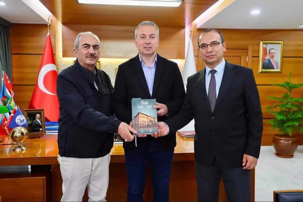 baskan-adem-uzuna-anlamli-ziyaret-genisletilmis-sivas-kitabi-takdim-edildi-JlUzlDbo